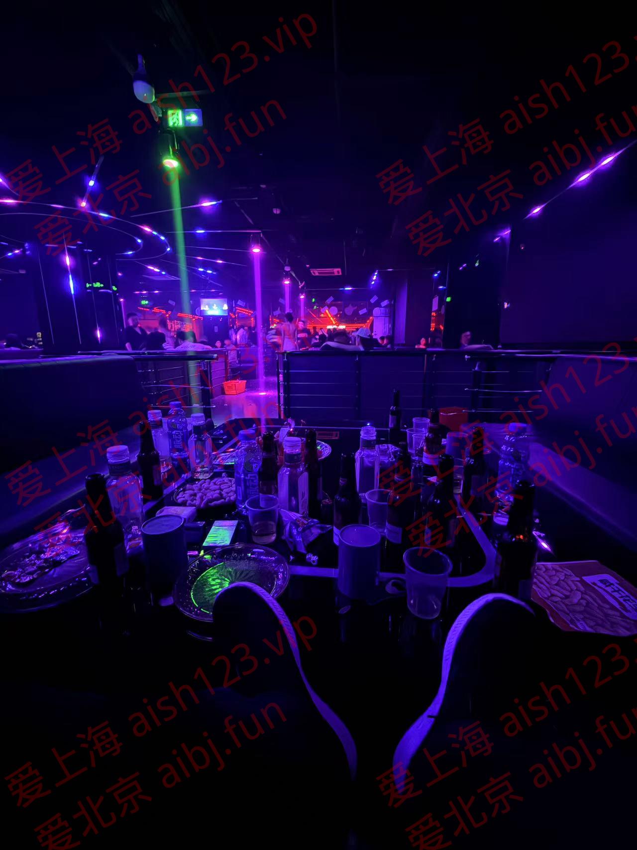 =当晚23点的时候，我开始被烟熏地眼睛吃不消了，但为了还在舞池中的兄弟能够豆腐吃的.jpg